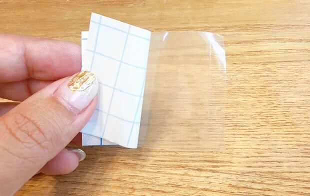 防水フィルムの剥離紙をはがしている画像（撮影:エニママ）