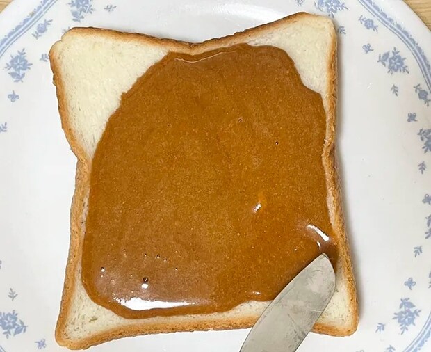 食パンにきな粉ソースをかける写真（撮影：grapeフード編集部）
