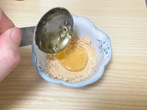 きな粉とハチミツを混ぜる写真（撮影：grapeフード編集部）