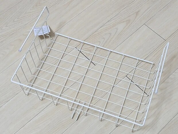 330円の『吊るせるワイヤーラック』 スリコが教える使い方に「トイレの収納増えた」【活用法4選】
