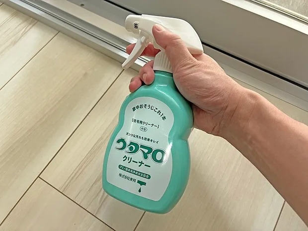 サッシで手にするウタマロクリーナー（撮影：grapeライフハック編集部）