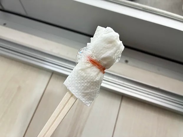 ウタマロクリーナーを含ませた割り箸の先端（撮影：grapeライフハック編集部）