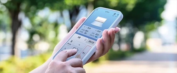 スマートフォンアプリを使う写真
