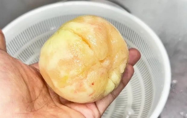 『湯剥きした桃』の写真（撮影：キジカク）