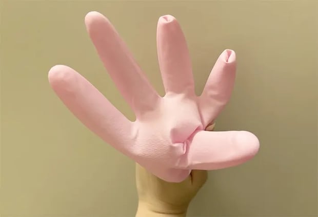 ゴム手袋の指が膨らむ写真（撮影：grapeライフハック編集部）