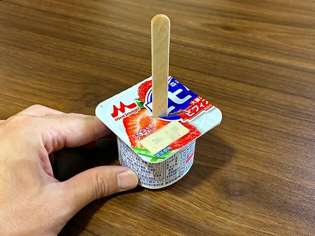 アイスの棒を差し込んだヨーグルト（撮影：grapeライフハック編集部）