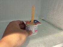 ヨーグルトにアイス棒1本をブスッ！　冷凍庫に入れるだけで、絶品スイーツが作れる