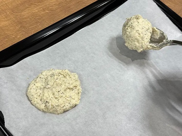 生地をクッキングシートに並べる写真（撮影：grapeフード編集部）