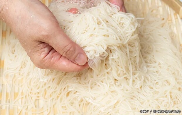 そうめんを揉み洗いする写真