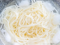 そうめんをゆでたら、揉み洗い？サッと洗うだけ？　そうめんの組合に聞いた！くっつかないコツ【4選】
