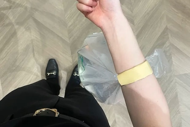 即席グリップを取りつけたビニール袋を腕に下げる写真（撮影：grapeライフハック編集部）