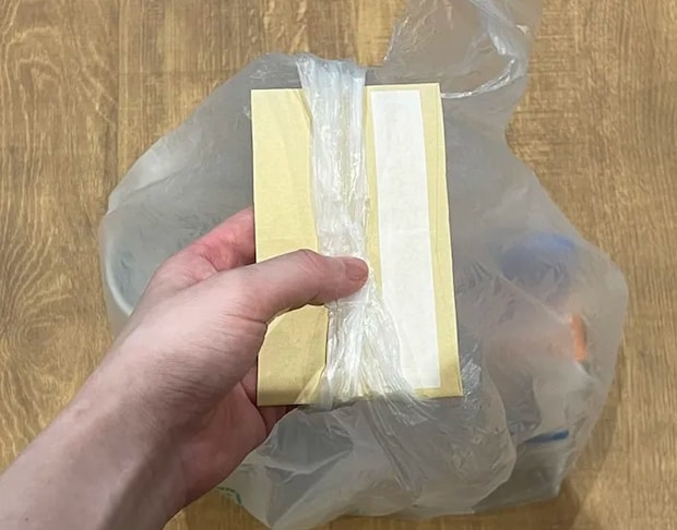 茶封筒の切れ端にビニール袋を重ねる写真（撮影：grapeライフハック編集部）