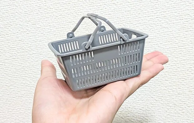 『ミニチュア 買い物かご』の写真（撮影：ワード）