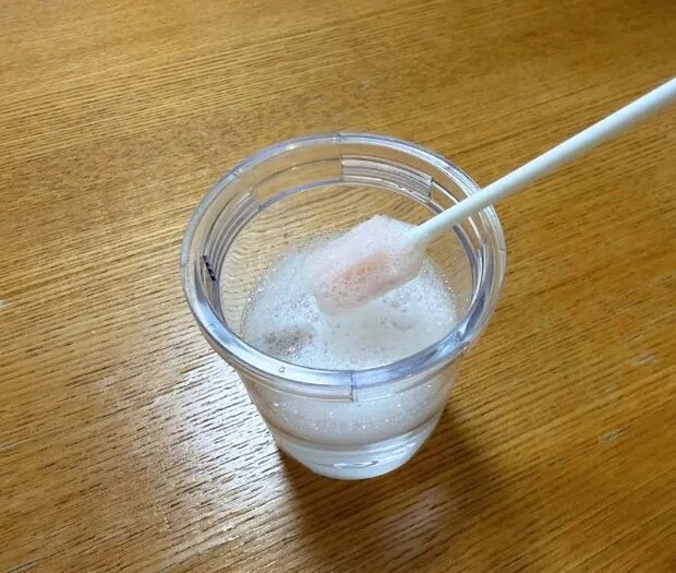 スポンジに中性洗剤をつける（撮影：grapeライフハック編集部）