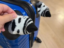 スーツケースのタイヤに『イス脚ソックス』？　旅行帰りの汚れ対策で試した結果…