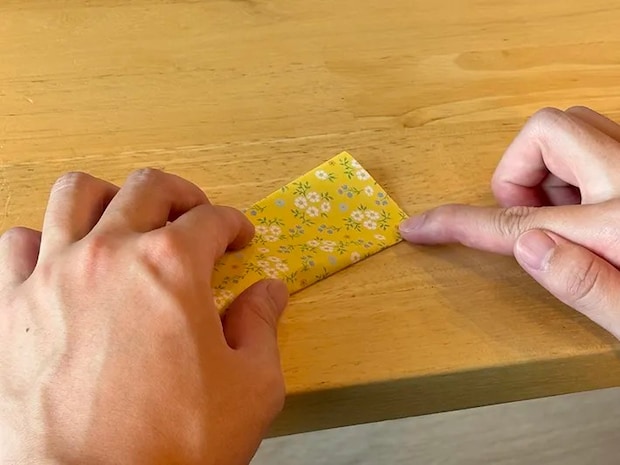 折り紙の中央に目印をつける場面（撮影：grapeライフハック編集部）