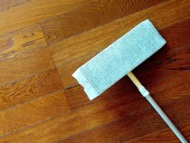 フローリングワイパーの掃除シートに『緩衝材』1枚　全面で汚れを取る裏技が、こちら！【掃除テク4選】