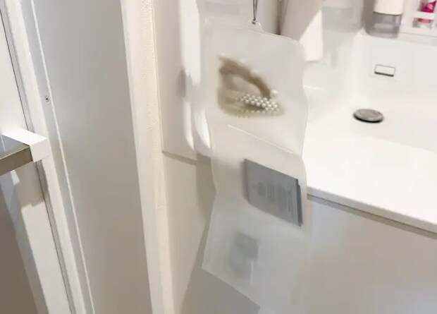 フックに吊り下げた画像（撮影：エニママ）