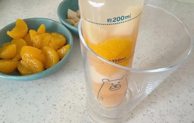 氷棒にジュースとフルーツを入れている画像（撮影：エニママ）