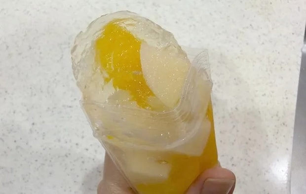 ゼリーを押し出している画像（撮影：エニママ）