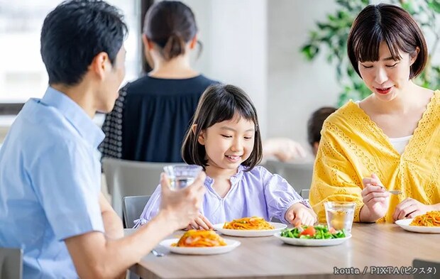 食事をする家族の写真