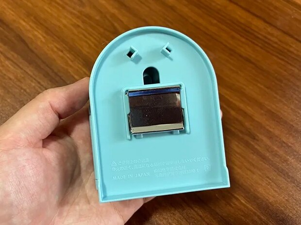 ドア型フックの裏面（撮影：grapeライフハック編集部）