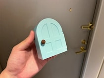 秘密道具みたいな100均『ドア型フック』　キッチンや玄関で便利な2つの使い道