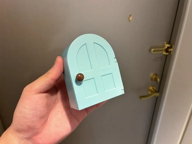 秘密道具みたいな100均『ドア型フック』　キッチンや玄関で便利な2つの使い道