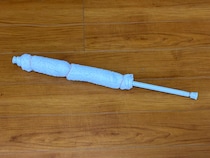 つっぱり棒に『タオル』を巻いてみて　伸びる特性を生かした掃除術が便利