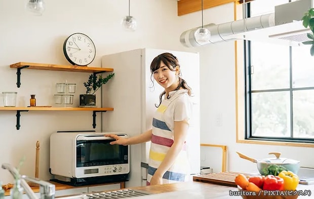 電子レンジと女性の写真