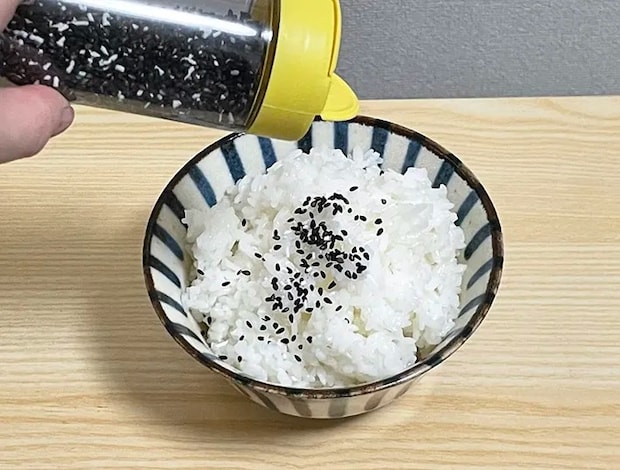 ご飯にゴマ塩をかける写真（撮影：grapeライフハック編集部）