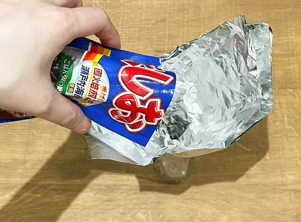 調味料を粉チーズの空容器に入れる写真（撮影：grapeライフハック編集部）