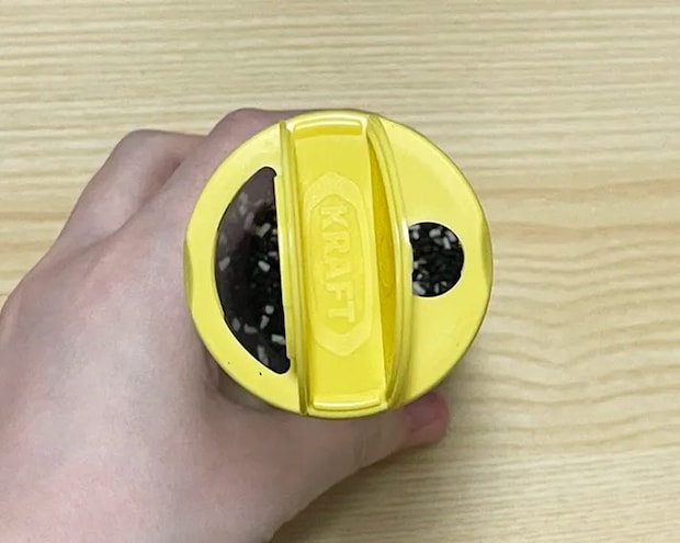 粉チーズの容器の蓋の写真（撮影：grapeライフハック編集部）