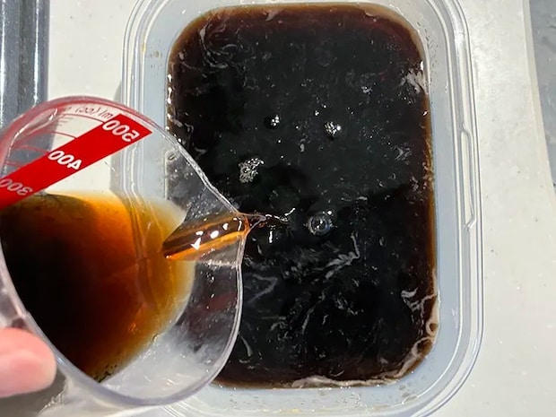 タッパーに追加のコーヒーを入れる場面（撮影：grapeフード編集部）