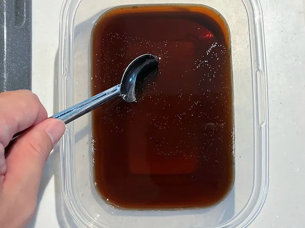 コーヒーに入れた砂糖とゼラチンを混ぜる場面（撮影：grapeフード編集部）