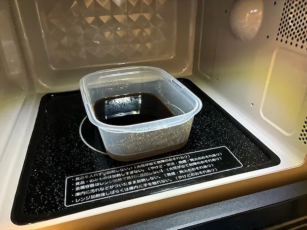 電子レンジに置いたコーヒー入りのタッパー（撮影：grapeフード編集部）