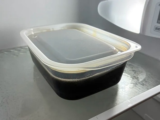 冷蔵庫で冷やすコーヒー入りのタッパー（撮影：grapeフード編集部）