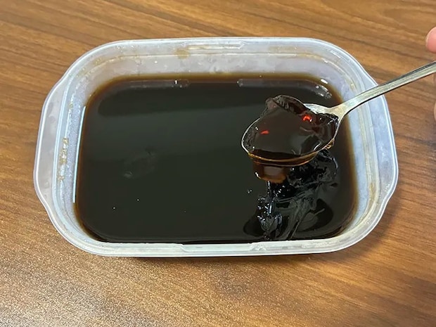 スプーンですくったコーヒーゼリー（撮影：grapeフード編集部）
