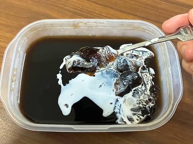 クリーミーポーションをかけてすくったコーヒーゼリー（撮影：grapeフード編集部）