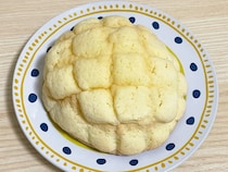 意外すぎる組み合わせ…！　メロンパンを焼いて、野菜を挟んでみたら？