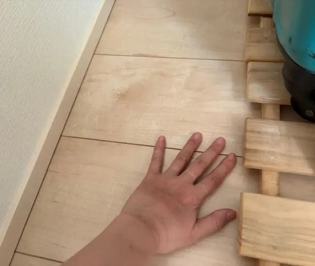 床に触れている様子（撮影：grapeライフハック編集部）