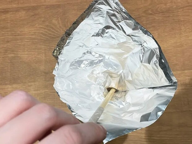 アルミホイルに穴を開ける写真（撮影：grapeライフハック編集部）