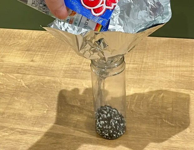 容器に調味料を注ぐ写真（撮影：grapeライフハック編集部）