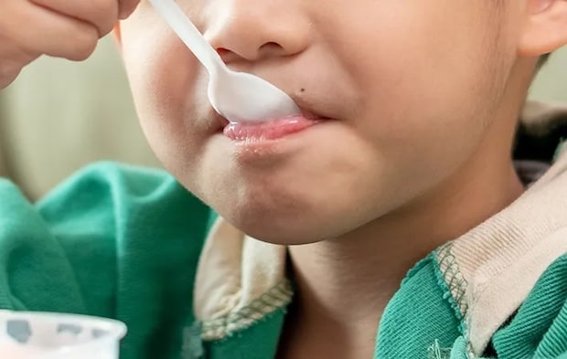 アイスクリームを食べる子供の写真