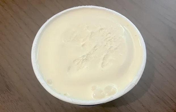 アイスクリームが溶けかけている場面