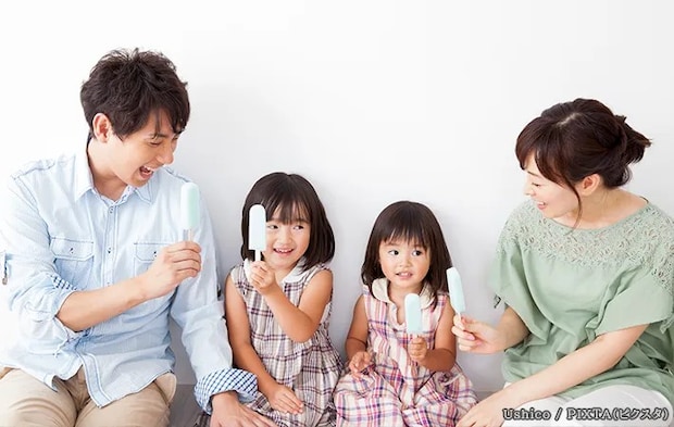 アイスを食べている家族の写真