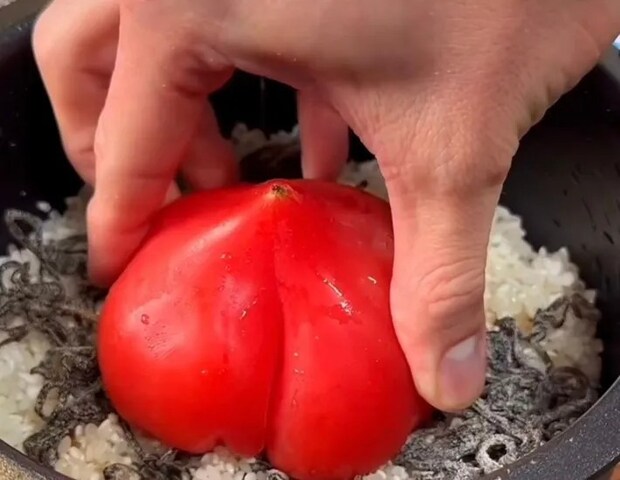 炊飯器にトマトを乗せている画像