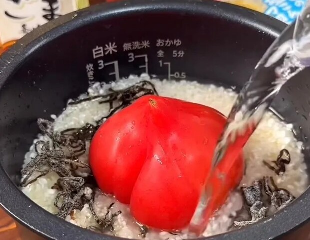 炊飯器に水を入れている画像