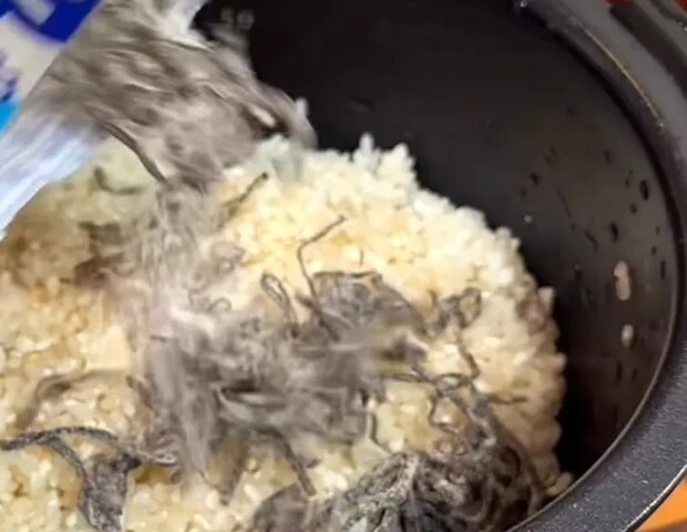 塩昆布を広げている画像
