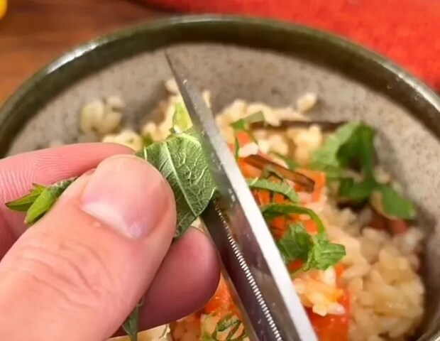 大葉の千切りをしている画像